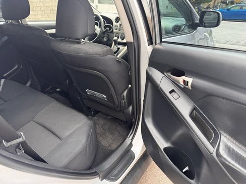 Used 2009 Pontiac Vibe w/ Preferred Package FWD image 23