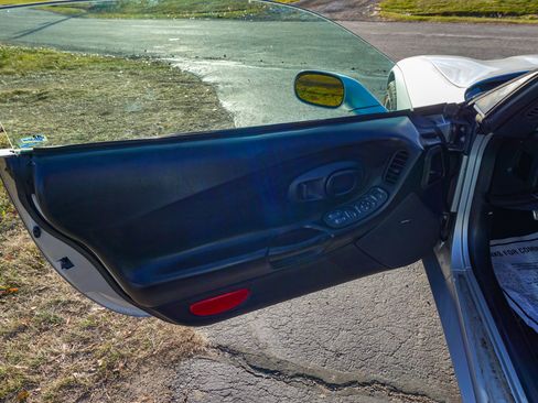 Used 2001 Chevrolet Corvette Convertible w/ Preferred Equipment Group2 image 18