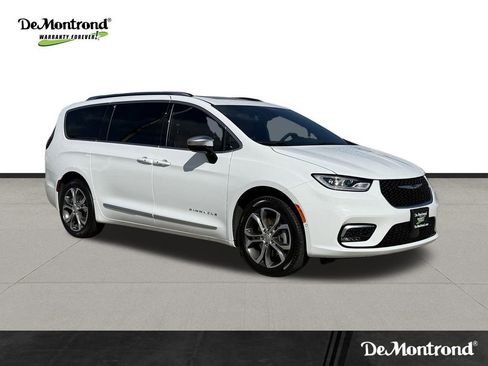 New 2026 Chrysler Pacifica Pinnacle image 3