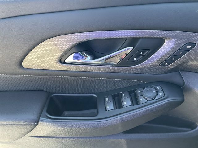 Used 2023 Chevrolet Traverse Premier FWD image 23