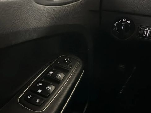 Used 2021 Chrysler 300 Touring w/ Sport Appearance Package RWD image 16