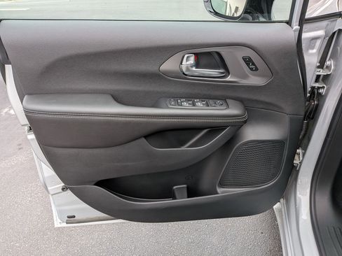 New 2026 Chrysler Pacifica Select image 10