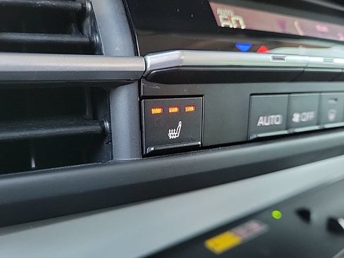 Used 2025 Toyota Sienna XLE FWD image 32
