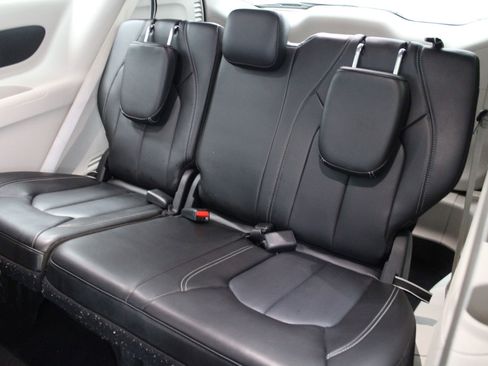 Used 2024 Chrysler Pacifica Limited FWD image 20