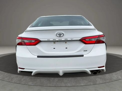 Used 2018 Toyota Camry SE w/ Moonroof Package FWD image 6