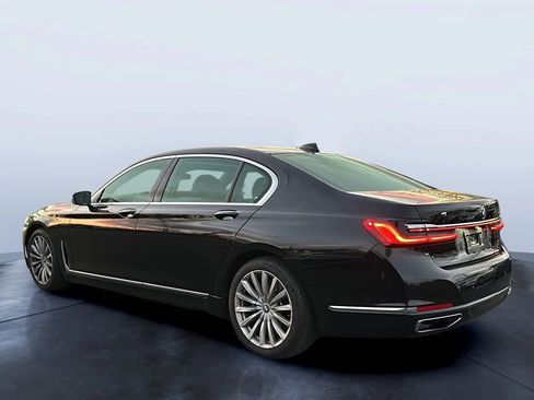 Used 2022 BMW 740i 740i Sedan 4D image 3