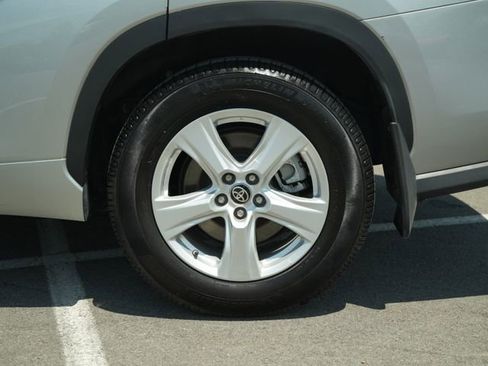 Used 2023 Toyota Highlander LE FWD image 40