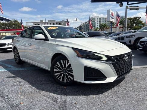 Used 2023 Nissan Altima 2.5 SV FWD image 2