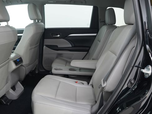 Used 2019 Toyota Highlander XLE image 17