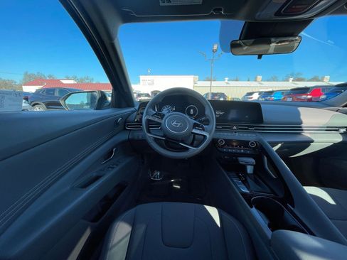 Used 2025 Hyundai Elantra SEL image 32