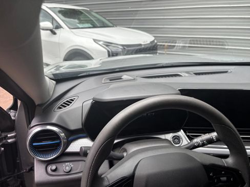 Used 2025 Chevrolet Trax LT FWD image 30