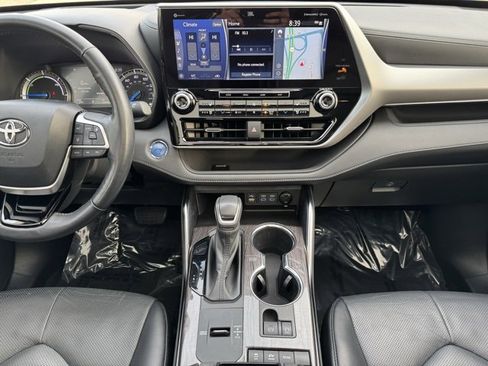 Used 2022 Toyota Highlander Platinum image 2