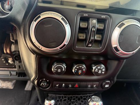Used 2015 Jeep Wrangler Unlimited Rubicon w/ Dual Top Group AWD/4WD image 20