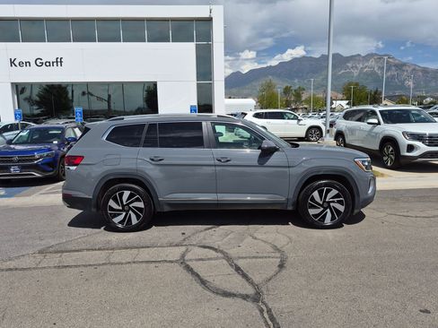 Used 2025 Volkswagen Atlas SEL AWD/4WD image 2
