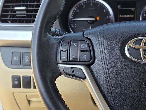 Used 2017 Toyota Highlander XLE image 28