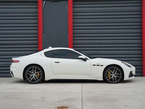 Used 2024 Maserati GranTurismo Trofeo AWD/4WD image 3