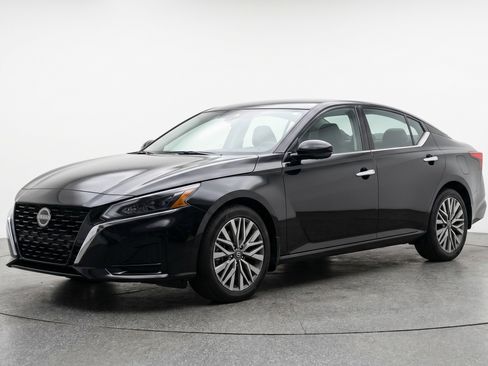 Used 2025 Nissan Altima 2.5 SV FWD image 3