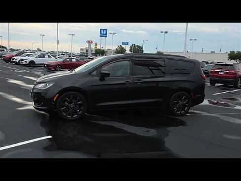 Used 2020 Chrysler Pacifica Touring-L Plus w/ S Appearance Package image 5