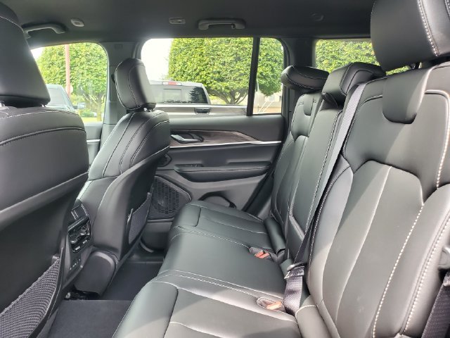 Used 2026 Jeep Grand Cherokee Limited AWD/4WD image 26