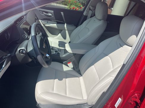 Used 2023 Cadillac XT4 Luxury w/ Cold Weather Package FWD image 13