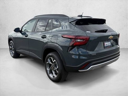 Used 2025 Chevrolet Trax LT w/ LT Convenience Package FWD image 8
