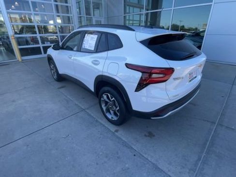 Used 2025 Chevrolet Trax LT FWD image 8