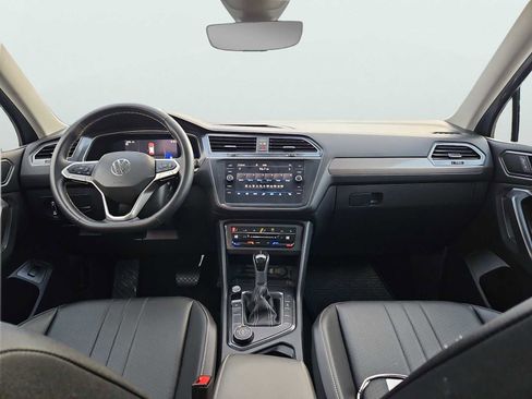 Used 2022 Volkswagen Tiguan SE w/ Panoramic Sunroof Package image 11