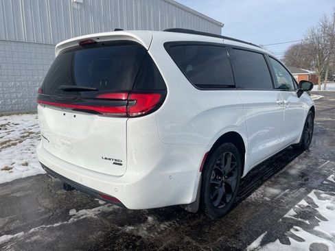 Used 2023 Chrysler Pacifica Limited w/ Uconnect Theater Family Group image 8