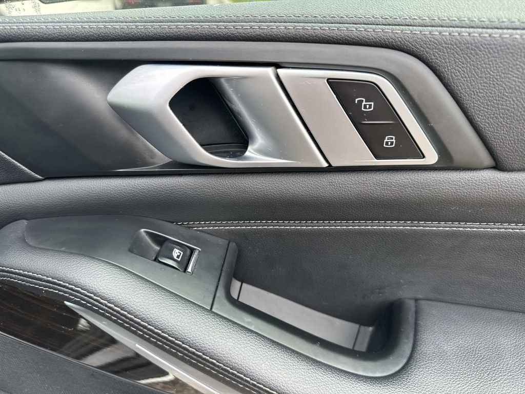 Used 2019 BMW X5 xDrive40i w/ Convenience Package AWD/4WD image 17