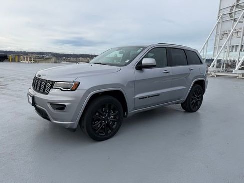 Used 2021 Jeep Grand Cherokee Laredo X image 3