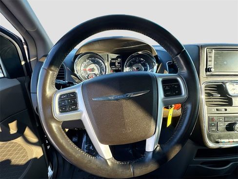 Used 2014 Chrysler Town & Country Touring image 9