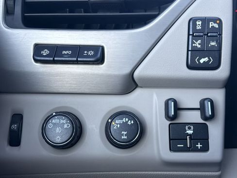 Used 2020 GMC Yukon XL Denali w/ Denali Premium Package image 31