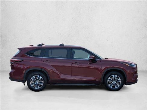 Certified 2025 Toyota Highlander XLE AWD/4WD image 4