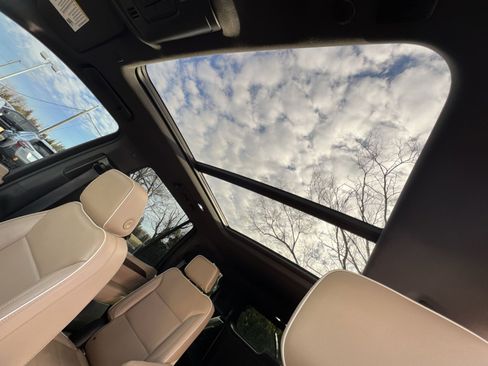 Used 2021 Chevrolet Tahoe Premier w/ Premium Package image 24