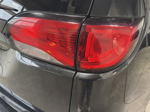 Used 2019 Chrysler Pacifica Touring-L image 11