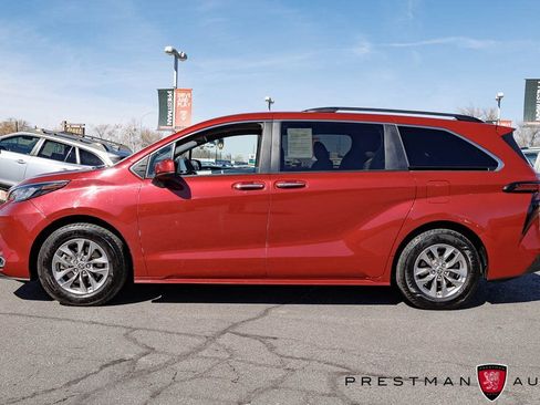 Used 2022 Toyota Sienna XLE image 17