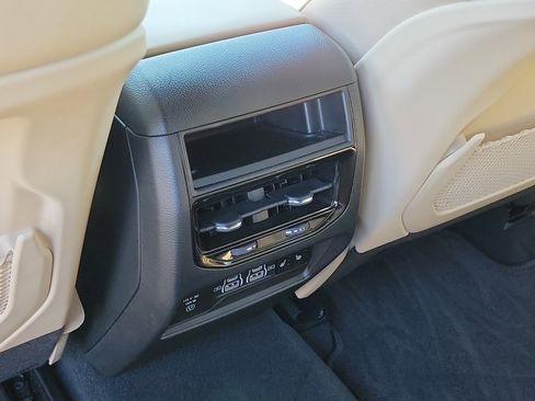 Used 2023 Jeep Grand Cherokee Limited w/ Black Appearance Package image 15