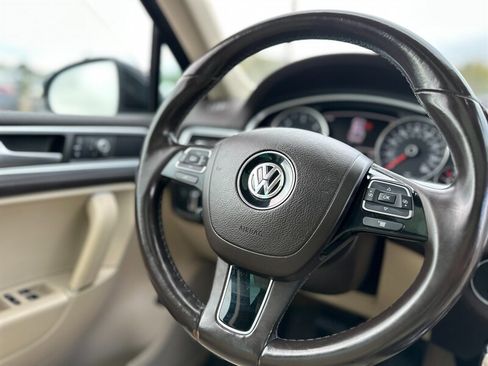 Used 2015 Volkswagen Touareg Sport image 22