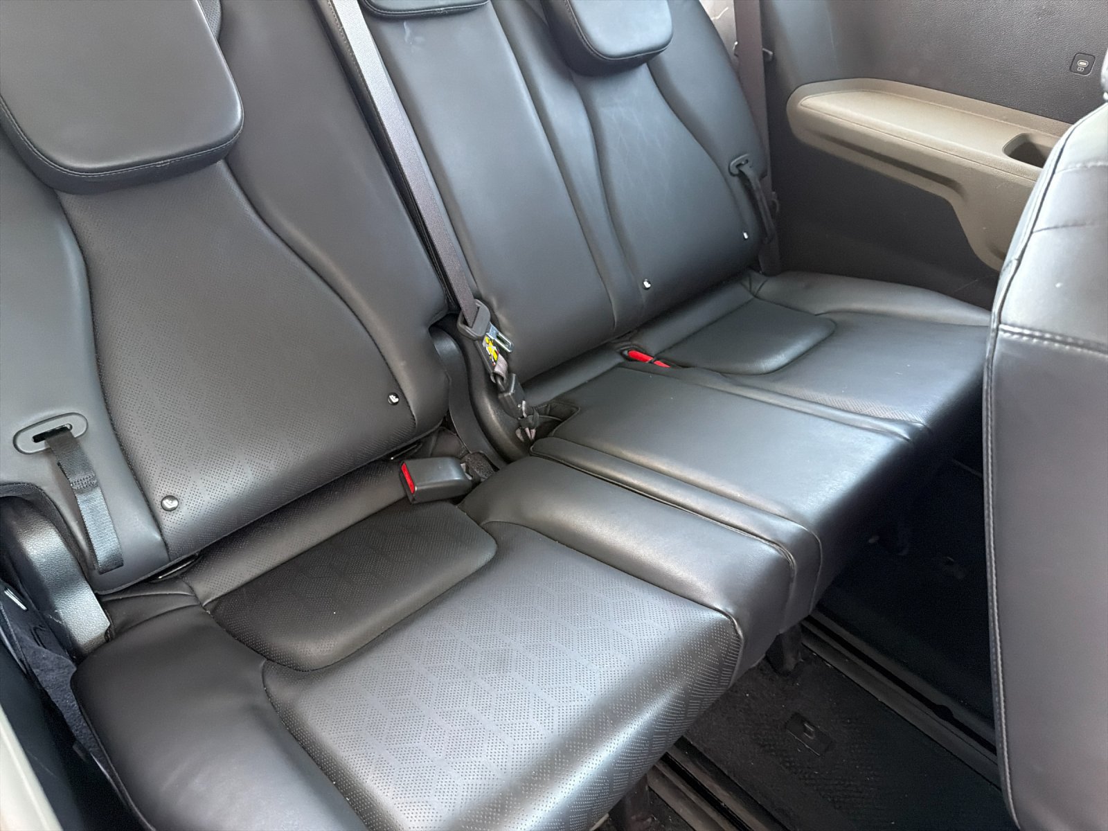 Used 2025 Kia Carnival FWD image 18