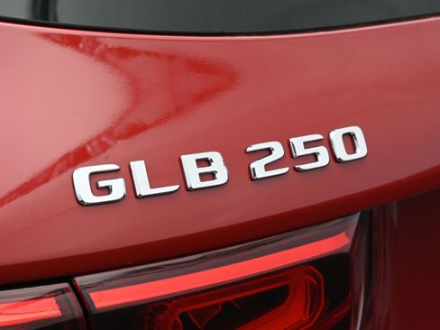 Used 2023 Mercedes-Benz GLB 250 image 12
