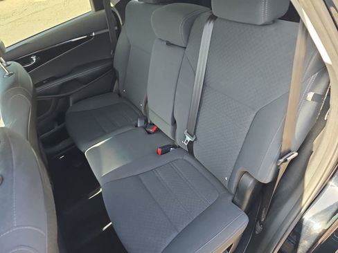 Used 2019 Kia Sorento L image 16