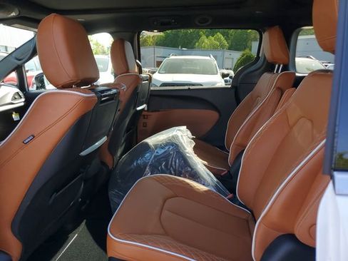 New 2026 Chrysler Pacifica Pinnacle image 13