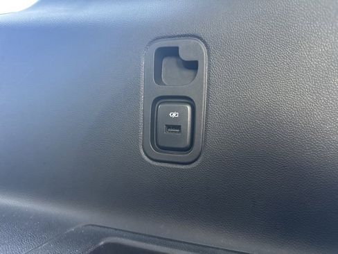 Used 2020 Chevrolet Traverse LT image 38