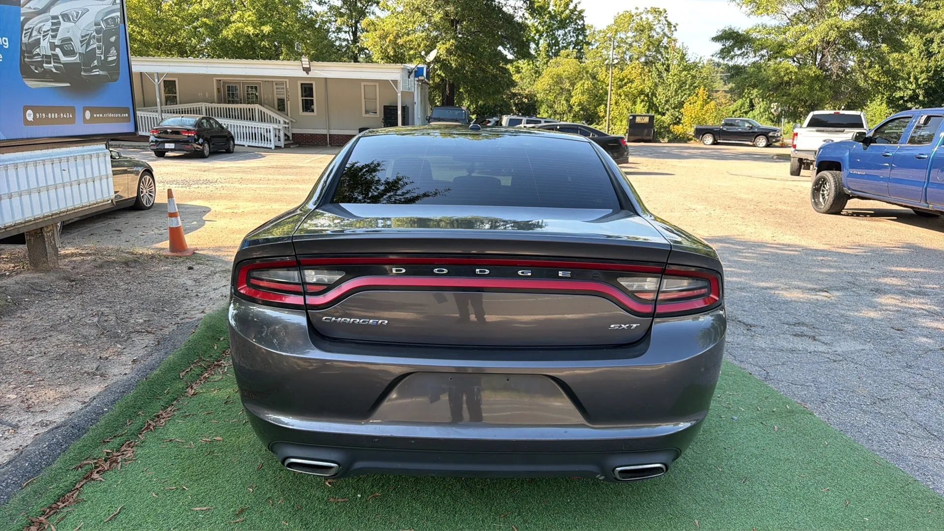 Used 2015 Dodge Charger SXT RWD image 5