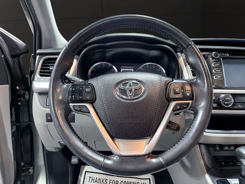 Used 2019 Toyota Highlander XLE image 24