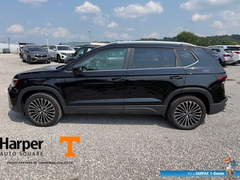 Used 2025 Volkswagen Taos SE w/ Panoramic Sunroof Package FWD image 2