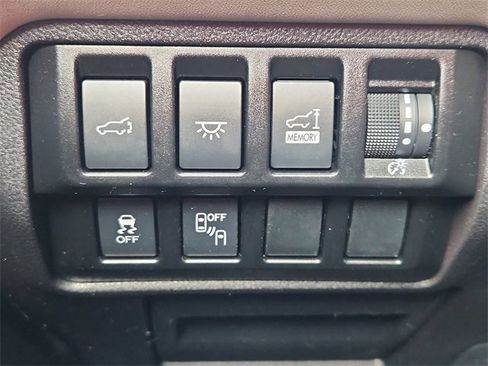 Used 2021 Subaru Ascent Limited w/ Technology Package image 18