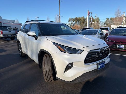 Used 2023 Toyota Highlander XLE image 3