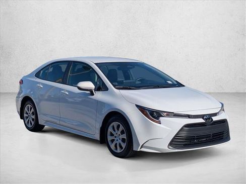 Used 2025 Toyota Corolla LE FWD image 3
