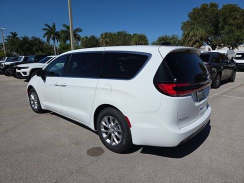 New 2026 Chrysler Pacifica Limited w/ Uconnect Theater Family Group FWD image 7